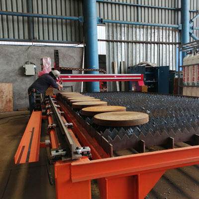 Equipo CNC realizando corte de placa