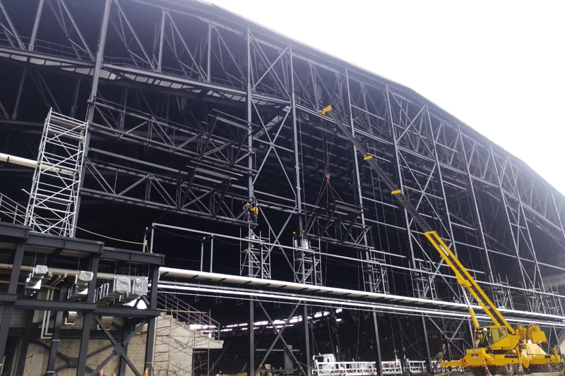 Maniobras de montaje de una estructura metálica industrial