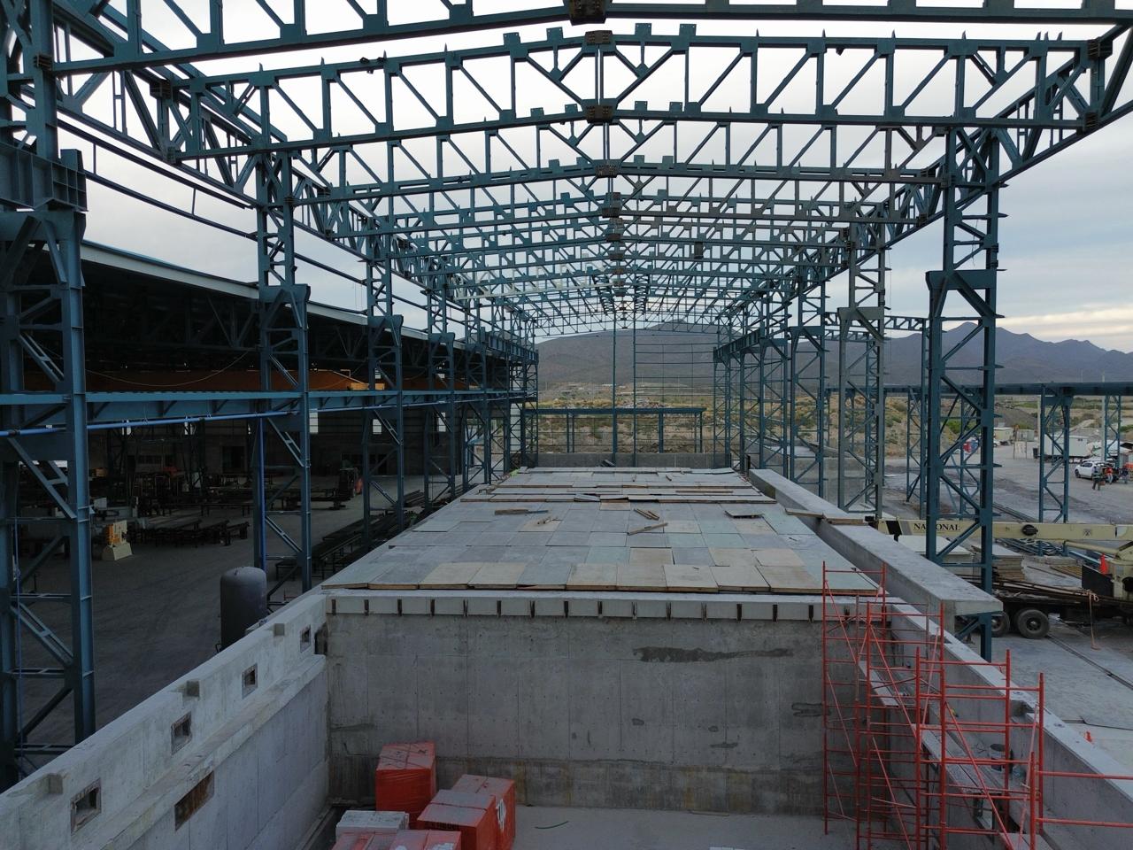 Estructura metálica expuesta durante la primera etapa de montaje.