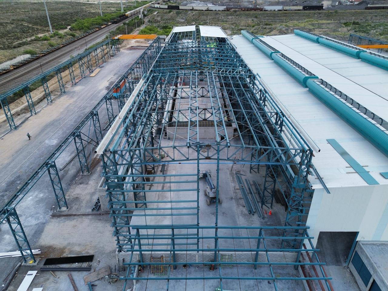 Etapa avanzada de cubiertas y fachadas industriales.