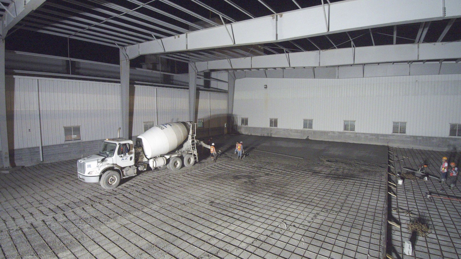 Colocación de concreto sobre el armado de la losa interior.