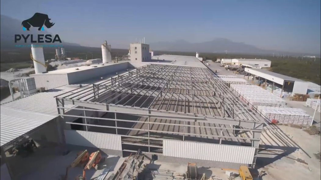 Vista aérea de la transición entre estructura y cubierta terminada.